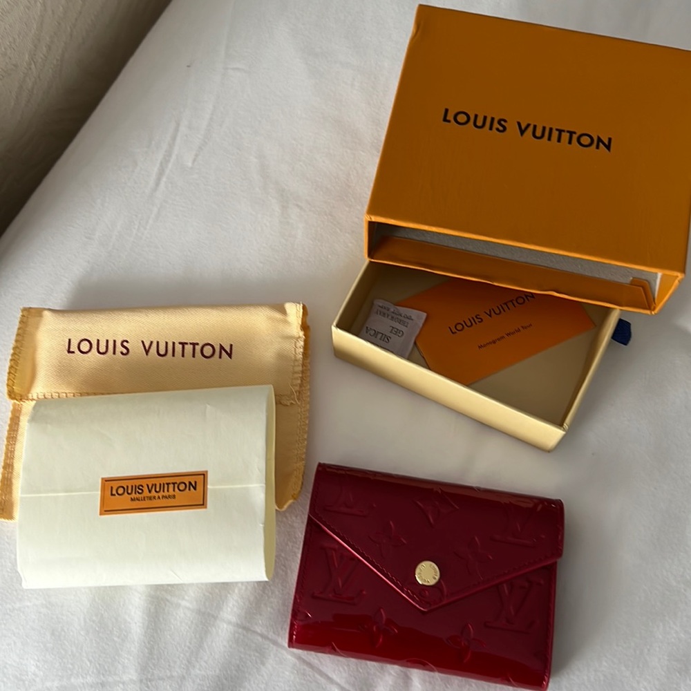 LV wallet. No use. It is a present but I’m not going to use it